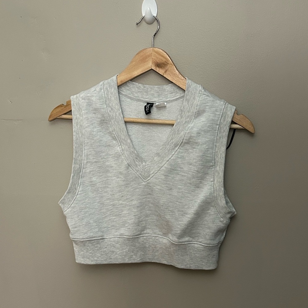 Divided H&M Light Gray V Neck Cropped Sweatshirt Tank XS
